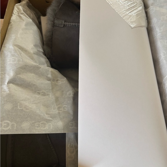 Brand new women’s size 5 gray bow tie Ugg boot - Picture 3 of 5